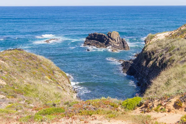 Uçurum ve Almograve bitki örtüsü ile plaj