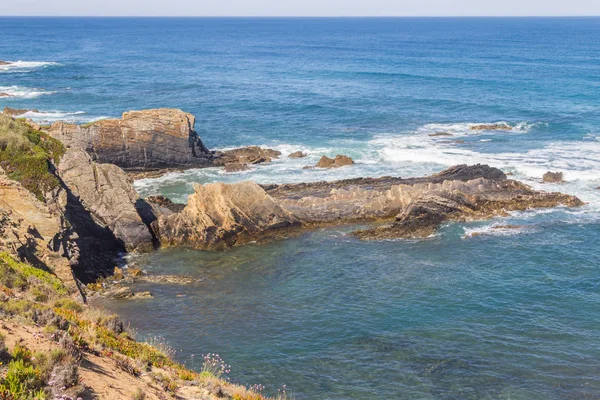 Dalga ve Almograve Beach'te kayalıklarla