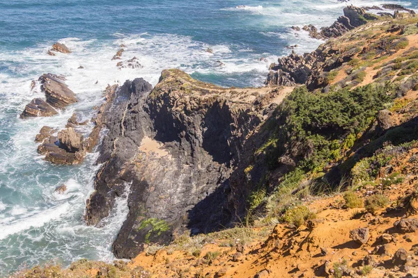 Dalga ve Almograve Beach'te kayalıklarla — Stok fotoğraf