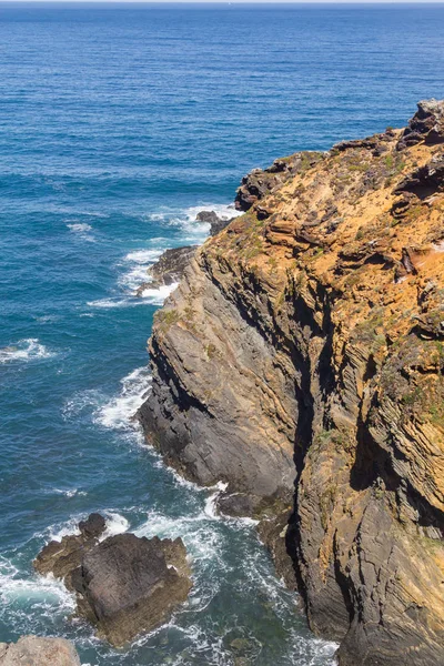 Dalga ve Almograve Beach'te kayalıklarla