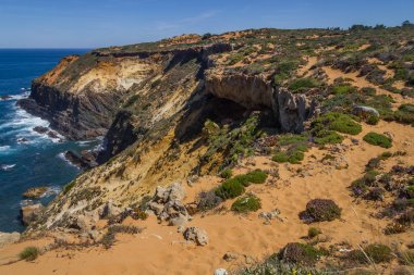 Dalga ve Almograve Beach'te kayalıklarla