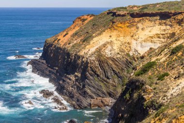 Dalga ve Almograve Beach'te kayalıklarla