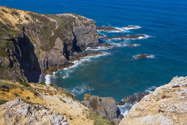 Dalga ve Almograve Beach'te kayalıklarla — Stok fotoğraf