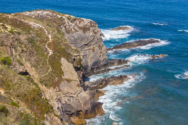 Onda e falésias na praia em Almograve — Fotografia de Stock