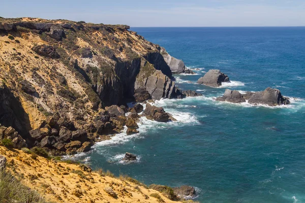 Dalga ve Almograve Beach'te kayalıklarla