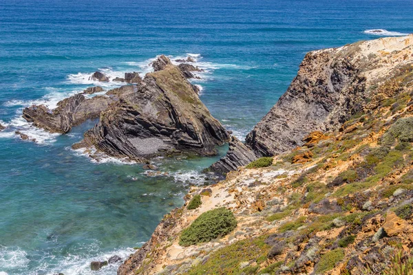 Dalga ve Almograve Beach'te kayalıklarla