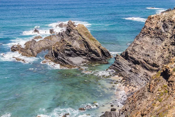 Onda e falésias na praia em Almograve — Fotografia de Stock