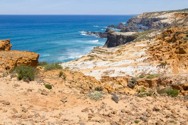 Dalga ve Almograve Beach'te çok renkli kayalıklarla