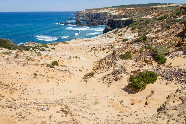 Dalga ve Almograve Beach'te çok renkli kayalıklarla