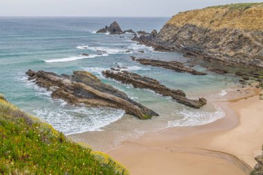 Kayalar ve kayalıklarla Zambujeira do Mar