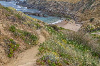 Kayalıklardan Zambujeira do Mar üzerinde iz