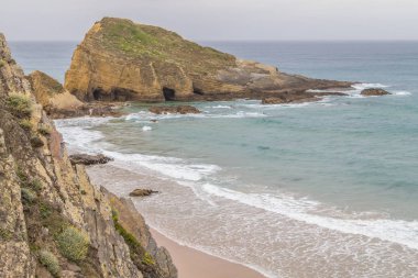 Kayalar ve kayalıklarla Zambujeira do Mar