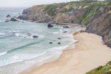 Kayalar ve kayalıklarla Zambujeira do Mar