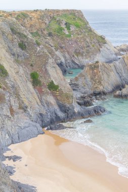 Kayalar ve kayalıklarla Zambujeira do Mar