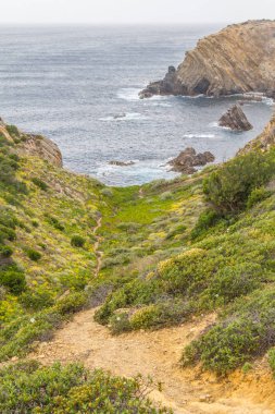 Kayalıklardan Zambujeira do Mar üzerinde iz