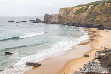 Kayalar ve kayalıklarla Zambujeira do Mar