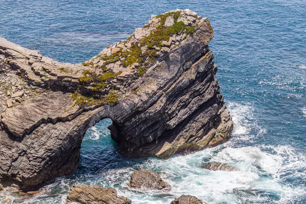 Uçurumlar, kayalar ve dalgalar halinde Zambujeira do Mar — Stok fotoğraf