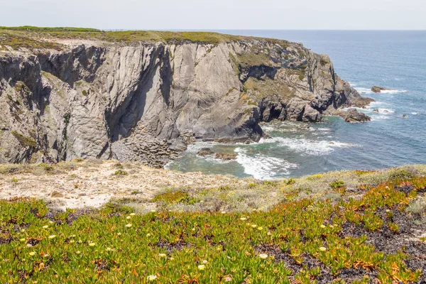 Uçurumlar, kayalar ve dalgalar halinde Zambujeira do Mar