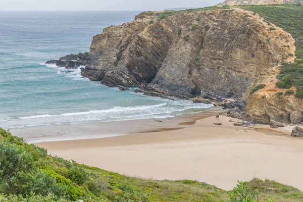 Kayalar ve kayalıklarla Zambujeira do Mar
