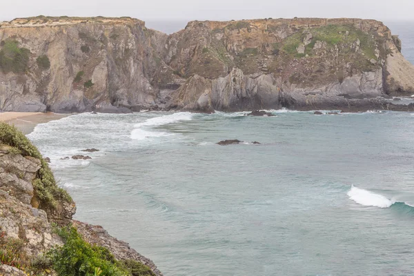 Kayalar ve kayalıklarla Zambujeira do Mar