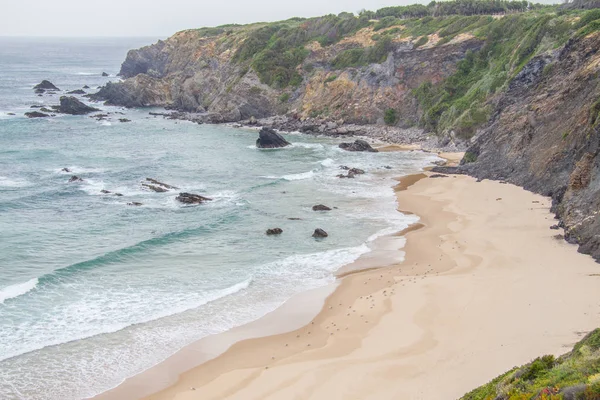 Kayalar ve kayalıklarla Zambujeira do Mar