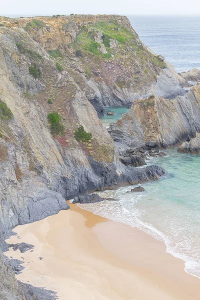 Kayalar ve kayalıklarla Zambujeira do Mar