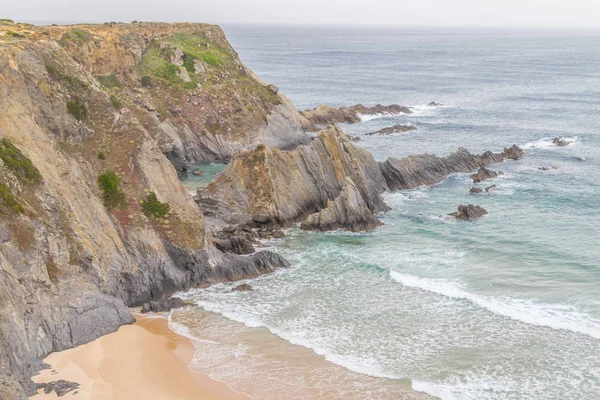 Kayalar ve kayalıklarla Zambujeira do Mar