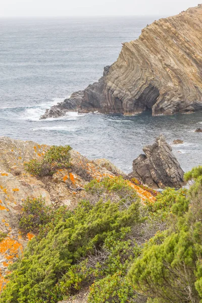 Kayalar ve kayalıklarla Zambujeira do Mar