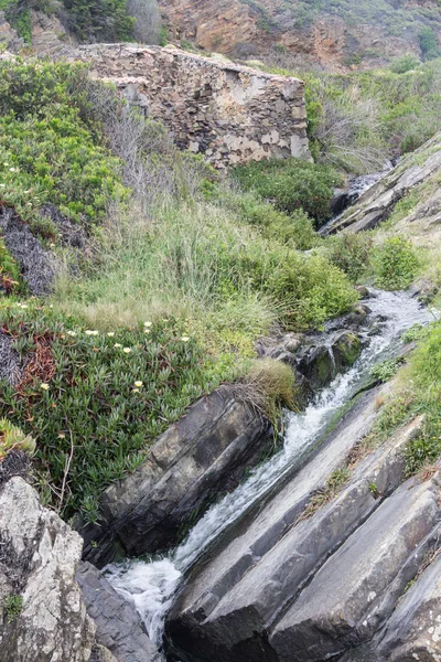 Waterfall between Rocks and cliffs in Zambujeira do Mar — Stock Photo, Image