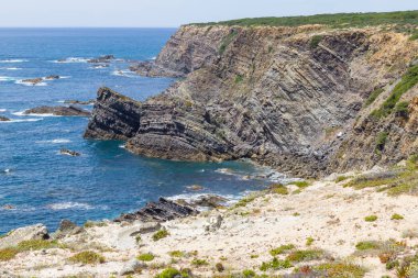 Uçurumlar, kayalar ve dalgalar halinde Zambujeira do Mar