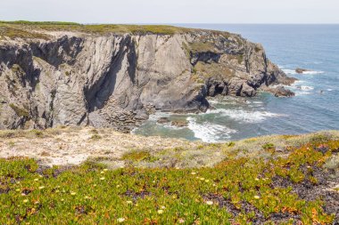 Uçurumlar, kayalar ve dalgalar halinde Zambujeira do Mar