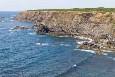 Uçurumlar, kayalar ve dalgalar halinde Zambujeira do Mar