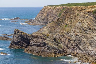 Uçurumlar, kayalar ve dalgalar halinde Zambujeira do Mar