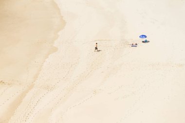 İki adam Zambujeira Beach'te Mar