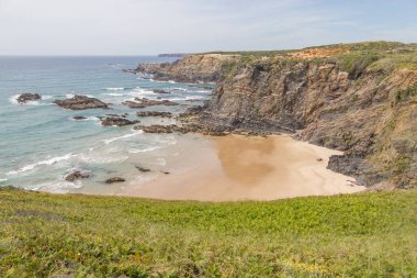 Uçurumlar, kayalar ve dalgalar halinde Zambujeira do Mar
