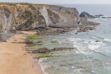 Uçurumlar, kayalar ve dalgalar halinde Zambujeira do Mar