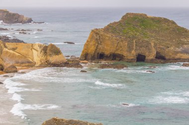Kayalar ve kayalıklarla Zambujeira do Mar