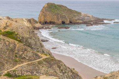 Kayalıklardan Zambujeira do Mar üzerinde iz