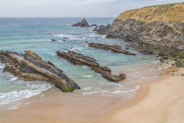 Kayalar ve kayalıklarla Zambujeira do Mar