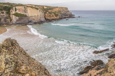 Kayalar ve kayalıklarla Zambujeira do Mar