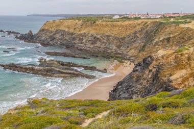 Köy Zambujeira kayalıklarla üzerinde Mar