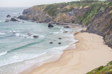 Kayalar ve kayalıklarla Zambujeira do Mar
