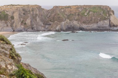 Kayalar ve kayalıklarla Zambujeira do Mar