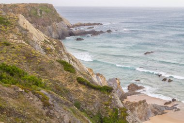 Kayalar ve kayalıklarla Zambujeira do Mar