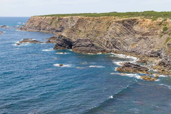 Uçurumlar, kayalar ve dalgalar halinde Zambujeira do Mar