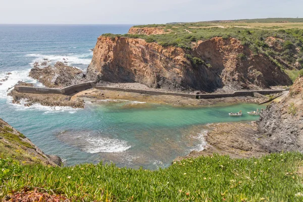 Scogliere, barche e onde a Porto das Barcas, Zambujeira do Mar — Foto Stock