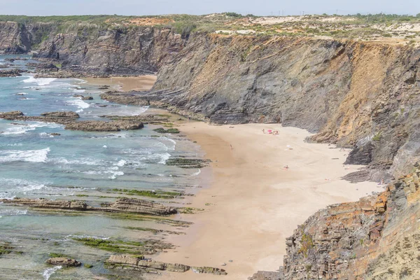 Uçurumlar, kayalar ve dalgalar halinde Zambujeira beach Mar
