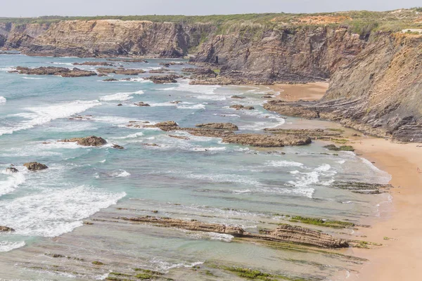 Scogliere, rocce e onde nella spiaggia di Zambujeira do Mar — Foto Stock