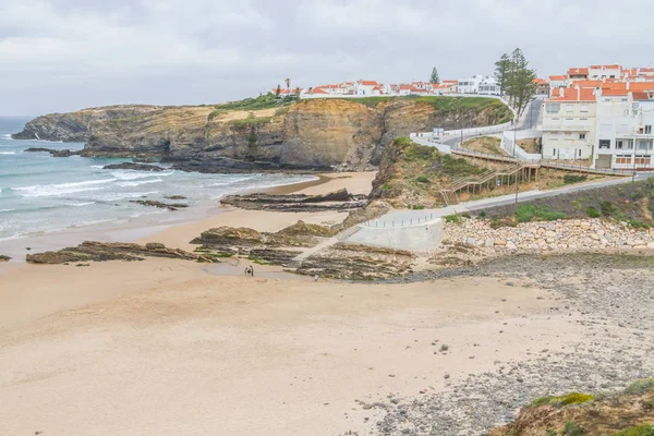 Köy Zambujeira kayalıklarla üzerinde Mar