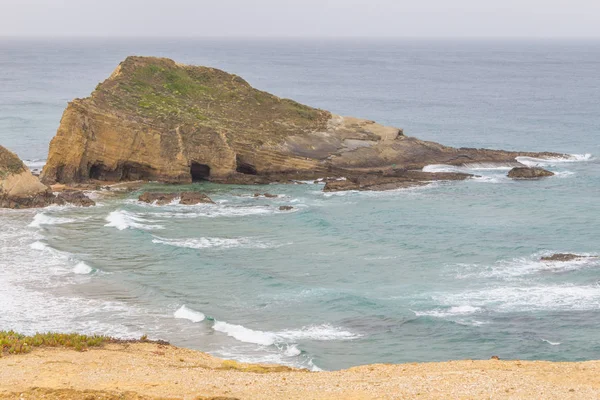 Kayalar ve kayalıklarla Zambujeira do Mar